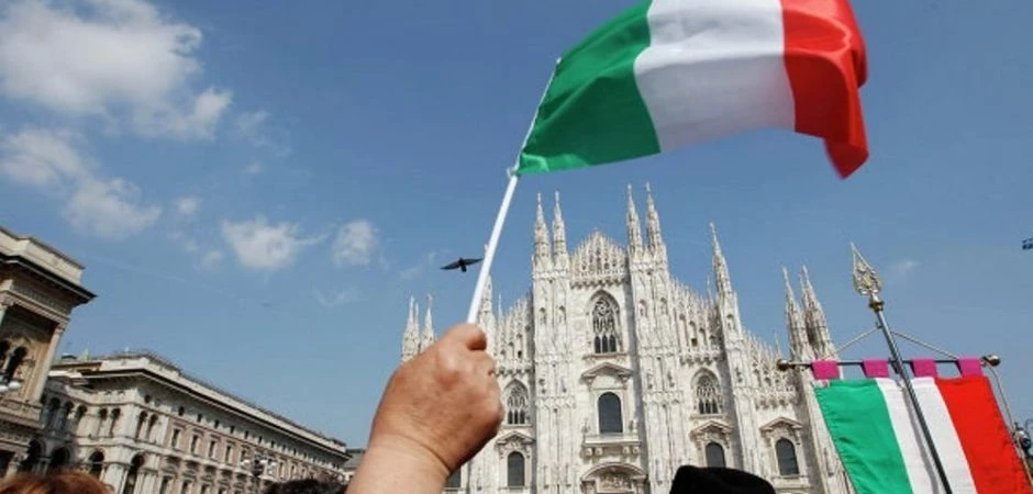 «Η Ιταλία απέχει μόλις λίγα βήματα από την έξοδο της από την Ευρωζώνη» – Ποιος το λέει